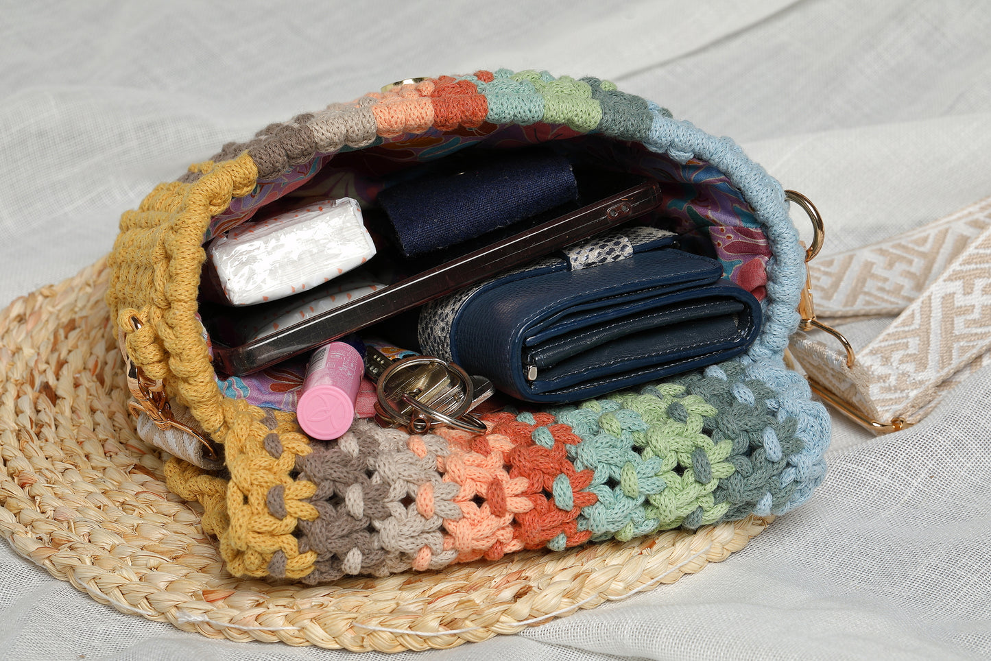 Bolso Prisma · Macramé artesanal multicolor ·