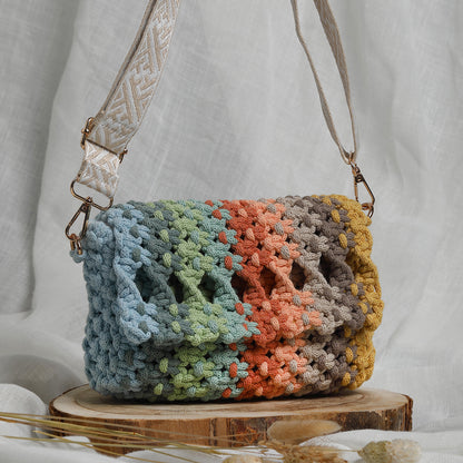 Bolso Prisma · Macramé artesanal multicolor ·