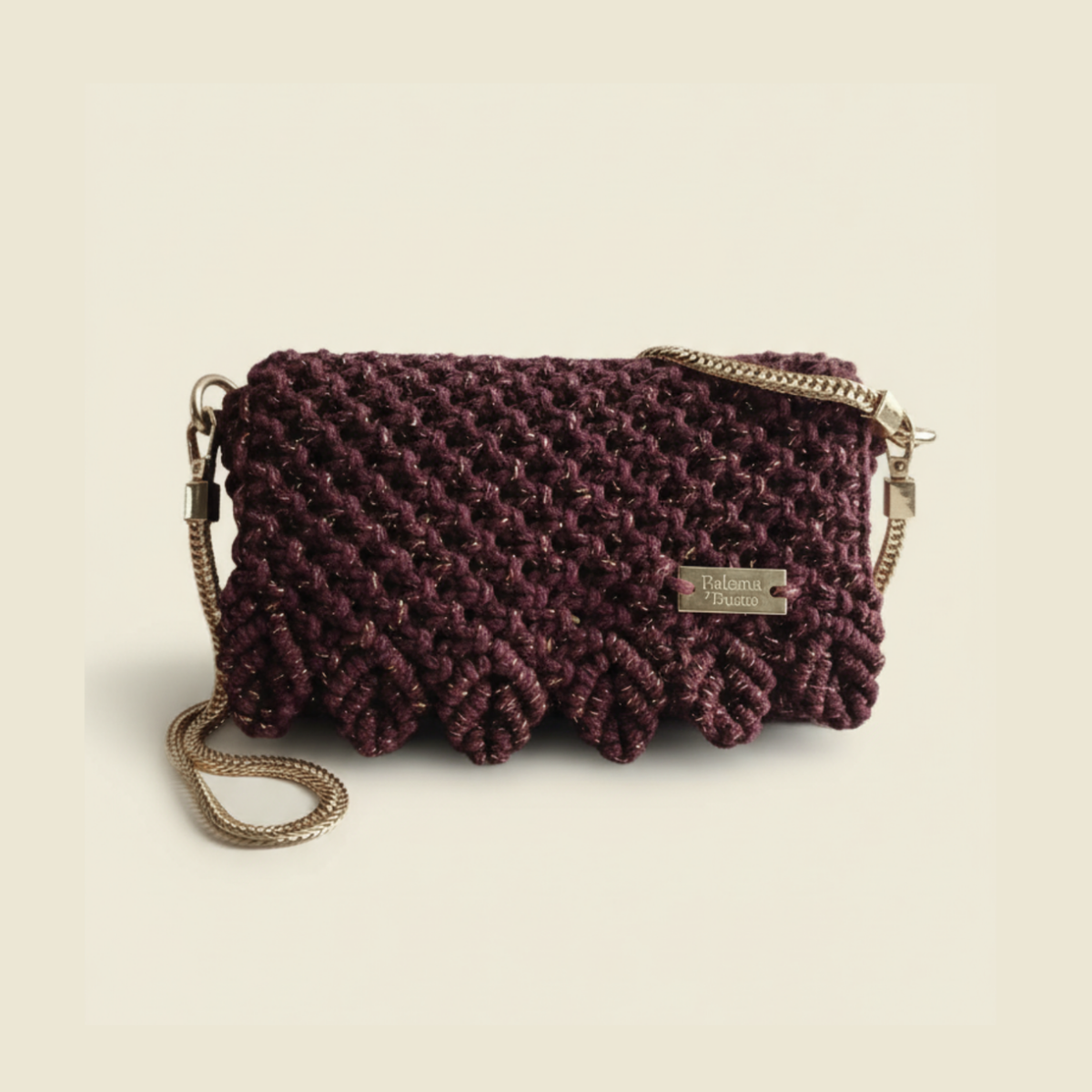 Bolso Destello  · Reflejos de elegancia en macramé con hilo dorado ·