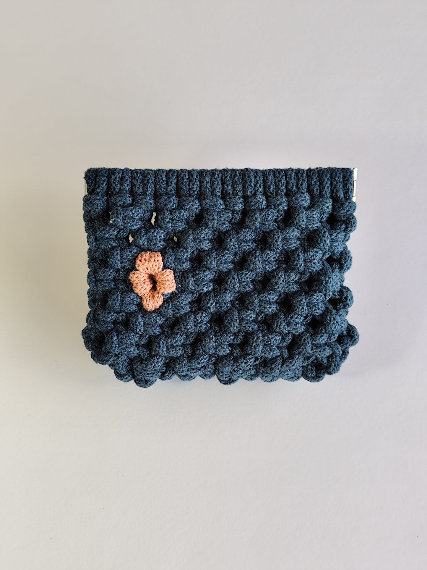 Monedero "Beso de Flor" · Pequeño tesoro artesanal ·